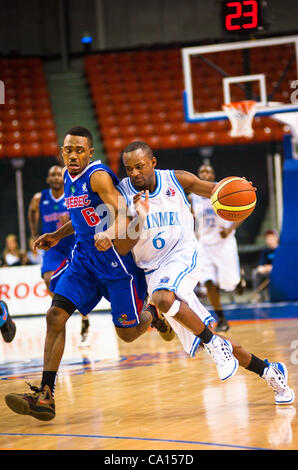 HALIFAX, NS - 16. März 2012: Halifax Rainmen Guard Chris Hagan (links) dribbelt den Ball auf dem Weg zu einem Rainmen Sieg über Quebec Kebs 106-95 im entscheidenden dritten Spiel ihrer Best-of-Three National Basketball League of Canada Halbfinale Playoff-Serie bei Halifax Metro Centre. Mit dem vi Stockfoto