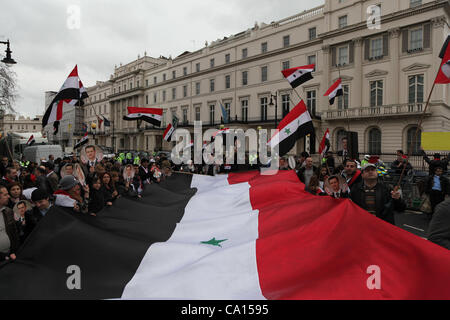 LONDON, UK, 17. März 2012. Pro Assad Demonstranten Welle der nationalen Flagge und Gesang Slogans. Rund 500 Pro Assad Unterstützer Demonstration eine Zähler außerhalb ihrer Botschaft gegen Hunderte von Anti-Assad-Syrer, der auf den Jahrestag des syrischen Aufstandes von Paddington Green marschierte hatte Stockfoto