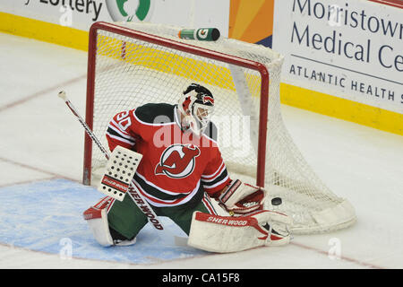 17. März 2012 - Newark, New Jersey, USA - New Jersey Devils Torhüter Martin Brodeur (30) in der National Hockey League-Aktion bei Prudential Center in Newark, New Jersey die Pittsburgh Penguins und den New Jersey Devils sind 1: 1 am Ende der Periode X gebunden (Credit-Bild: © Brooks Von Arx/Southcre Stockfoto