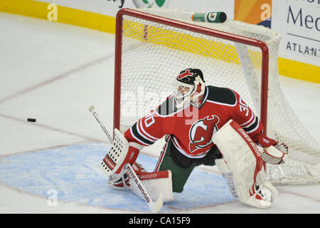 17. März 2012 - Newark, New Jersey, USA - New Jersey Devils Torhüter Martin Brodeur (30) in der National Hockey League-Aktion bei Prudential Center in Newark, New Jersey die Pittsburgh Penguins und den New Jersey Devils sind 1: 1 am Ende der Periode X gebunden (Credit-Bild: © Brooks Von Arx/Southcre Stockfoto