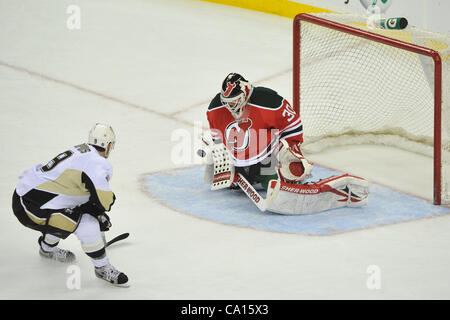 17. März 2012 - Newark, New Jersey, USA - Pittsburgh Penguins weiterleiten Pascal Dupuis (9) und New Jersey Devils Torhüter Martin Brodeur (30) in der National Hockey League-Aktion im Prudential Center in Newark, New Jersey die Pittsburgh Penguins Niederlage der New Jersey Devils 5 bis 2 (Credit-Bild: © Brooks Stockfoto