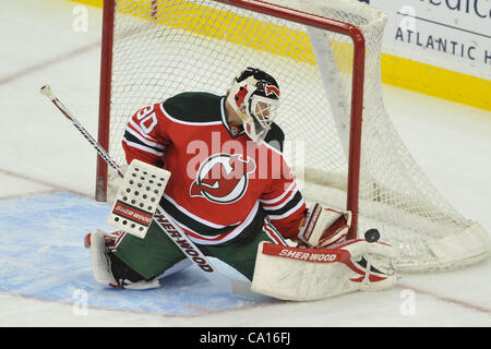 17. März 2012 - Newark, New Jersey, USA - New Jersey Devils Torhüter Martin Brodeur (30) in der National Hockey League-Aktion bei Prudential Center in Newark, New Jersey die Pittsburgh Penguins und den New Jersey Devils sind 1: 1 am Ende der ersten Periode gebunden (Credit-Bild: © Brooks Von Arx/Sout Stockfoto