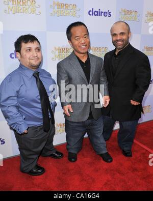 Joey Gnoffo, Ronald Lee Clark, Sebastian Saraceno im Ankunftsbereich für MIRROR MIRROR Premiere, Graumans Chinese Theatre, Los Angeles, CA 17. März 2012. Foto von: Elizabeth Goodenough/Everett Collection Stockfoto