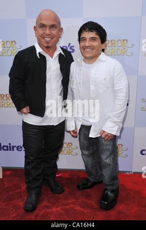 Martin Klebba, Mark Povinelli im Ankunftsbereich für MIRROR MIRROR Premiere, Graumans Chinese Theatre, Los Angeles, CA 17. März 2012. Foto von: Elizabeth Goodenough/Everett Collection Stockfoto