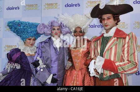 Zeichen im Ankunftsbereich für MIRROR MIRROR Premiere, Graumans Chinese Theatre, Los Angeles, CA 17. März 2012. Foto von: Elizabeth Goodenough/Everett Collection Stockfoto