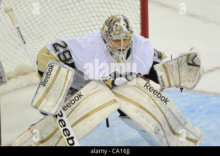 17. März 2012 - Newark, New Jersey, USA - Pittsburgh Penguins Torhüter Marc-Andre Fleury (29) in der National Hockey League-Aktion bei Prudential Center in Newark, New Jersey die Pittsburgh Penguins und den New Jersey Devils sind 1: 1 am Ende der ersten Periode gebunden (Credit-Bild: © Brooks Von Ar Stockfoto