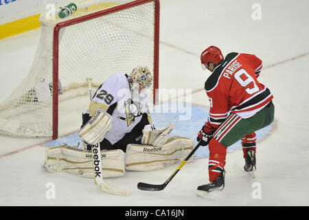 17. März 2012 - Newark, New Jersey, USA - New Jersey Devils nach vorne, die Zach Parise (9) auf Pittsburgh Penguins Torhüter Marc-Andre Fleury (29) im Prudential Center in Newark New Jersey die Pittsburgh Penguins schießt und den New Jersey Devils sind 1: 1 am Ende der ersten Periode (Credit Imag gebunden. Stockfoto
