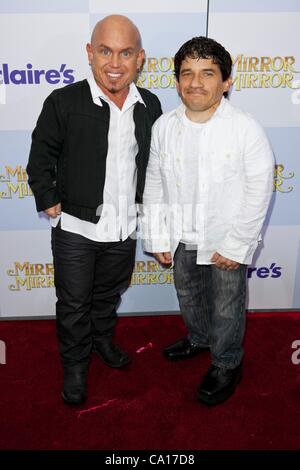 Martin Klebba, Mark Povinelli im Ankunftsbereich für MIRROR MIRROR Premiere, Graumans Chinese Theatre, Los Angeles, CA 17. März 2012. Foto von: Emiley Schweich/Everett Collection Stockfoto