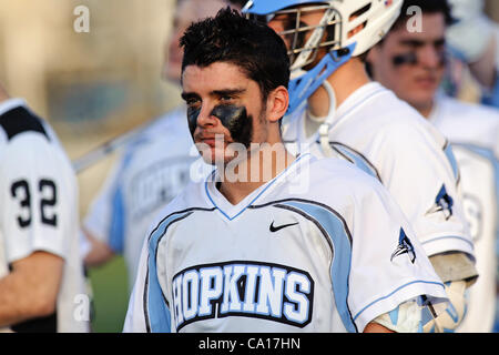 17. März 2012 - Baltimore, Maryland, USA - Baltimore, MD - 17 März: Hopkins Spielers Kriegsbemalung in Syrakus V Johns Hopkins Mens Lacrosse Spiel im Homewood Field am 17. März 2012 in Baltimore, Maryland. (Bild Kredit: Ryan Lasek/Eclipse/ZUMAPRESS.com ©) Stockfoto