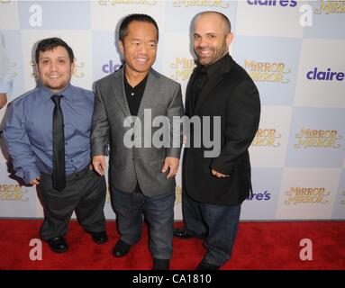 Joey Gnoffo, Ronald Lee Clark, Sebastian Saraceno im Ankunftsbereich für MIRROR MIRROR Premiere, Graumans Chinese Theatre, Los Angeles, CA 17. März 2012. Foto von: Dee Cercone/Everett Collection Stockfoto