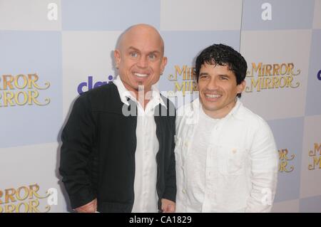 Martin Klebba, Mark Povinelli im Ankunftsbereich für MIRROR MIRROR Premiere, Graumans Chinese Theatre, Los Angeles, CA 17. März 2012. Foto von: Dee Cercone/Everett Collection Stockfoto