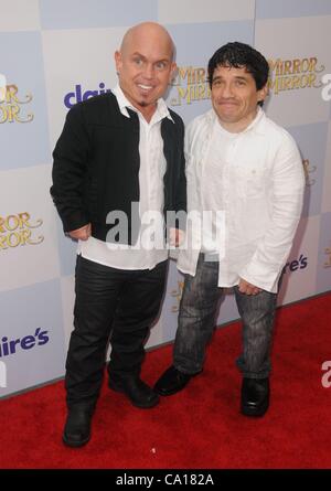 Martin Klebba, Mark Povinelli im Ankunftsbereich für MIRROR MIRROR Premiere, Graumans Chinese Theatre, Los Angeles, CA 17. März 2012. Foto von: Dee Cercone/Everett Collection Stockfoto