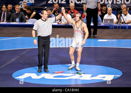 17. März 2012 bekommt - St. Louis, Missouri, Vereinigte Staaten von Amerika - Logan Stieber erhobener Hand in den Sieg bei einem Meisterschaftsspiel der NCAA Division 1 Wrestling-Meisterschaften in St. Louis, MO.  gewann die NCAA Division 1 Champion in der 133 £ Division geworden. (Kredit-Bild: © Richard Stockfoto