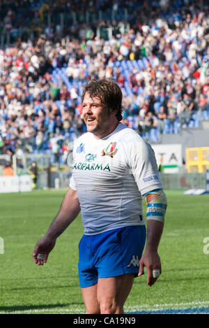 ROM, ITALIEN, SAMSTAG, 17. MÄRZ 2012. Six Nations Rugby. Italien Vs Schottland. Italienischen Prop Andrea Lo Cicero macht eine Strecke rund um den Boden nach dem Spiel. Italien schlug Schottland 13-6 an das Stadio Olipico in Rom, Schottland mit dem Holzlöffel zu verlassen. Stockfoto