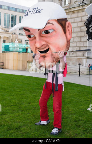 Belfast, UK. 17. März 2012. Mann verkleidet als Nordirland Golfer Graeme McDowell außerhalb der Belfast City Hall am St. Patricks Day Stockfoto