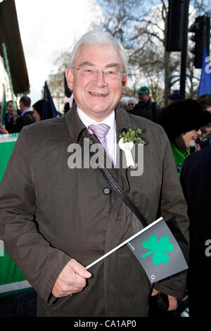 Richard Barnes, London Vizebürgermeister tragen ein Kleeblatt an der St. Patricks Day Parade, London Stockfoto