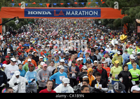 18. März 2012 - Los Angeles, Kalifornien, USA - Läufer starten die 26. Honda-L.A.-Marathon. (Kredit-Bild: © Ringo Chiu/ZUMAPRESS.com) Stockfoto