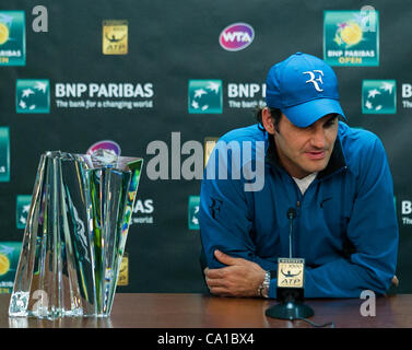 18. März 2012 - Indian Wells, Kalifornien, wird USA - Roger Federer (SUI) interviewt von den Medien mit seiner Trophäe angezeigt, nachdem der Herren-Einzel-Finale der BNP Paribas Open 2012 zu gewinnen bei den Indian Wells Tennis Garden in Indian Wells, Kalifornien statt. Federer gewann 6-3 7-6 (7). (Kredit-Bild: © Stockfoto