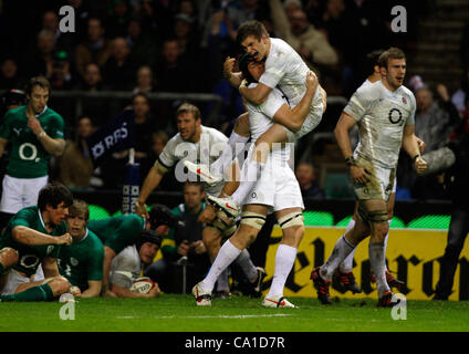 OWEN FARRELL feiert mit T ENGLAND V Irland TWICKENHAM MIDDLESEX ENGLAND 17. März 2012 Stockfoto