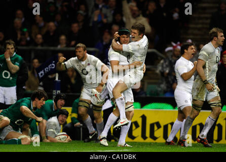 OWEN FARRELL feiert mit T ENGLAND V Irland TWICKENHAM MIDDLESEX ENGLAND 17. März 2012 Stockfoto