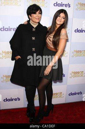 KRIS JENNER & KYLIE JENNER SPIEGEL SPIEGEL. Welt PREMIERE HOLLYWOOD LOS ANGELES Kalifornien USA 17. März 2012 Stockfoto