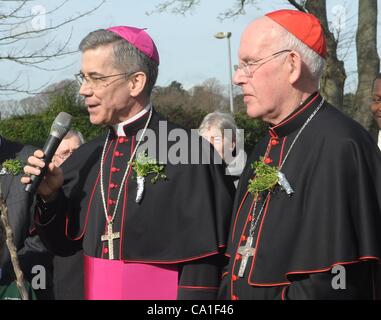 Erzbischof Charles Brown, päpstlicher Nuntius in Irland mit Kardinal Sean Brady, Primas von ganz Irland in Armagh am St. Patricks Day 2012. 17. März 2012.CREDIT: LiamMcArdle.com Stockfoto