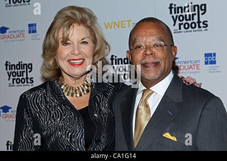 Pat Harrison, Henry Louis Gates Jr. bei der Ankunft für die Suche nach IHREN Wurzeln Premiere Screening, Frederick P. Rose Hall, Jazz at Lincoln Center, New York, NY 19. März 2012. Foto von: Steve Mack/Everett Collection Stockfoto