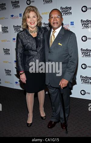 Pat Harrison, Henry Louis Gates Jr. bei der Ankunft für die Suche nach IHREN Wurzeln Premiere Screening, Frederick P. Rose Hall, Jazz at Lincoln Center, New York, NY 19. März 2012. Foto von: Steve Mack/Everett Collection Stockfoto