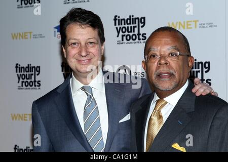 Neal Shapiro, Henry Louis Gates Jr. bei der Ankunft für die Suche nach IHREN Wurzeln Premiere Screening, Frederick P. Rose Hall, Jazz at Lincoln Center, New York, NY 19. März 2012. Foto von: Steve Mack/Everett Collection Stockfoto