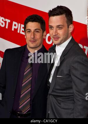 Jason Biggs, Eddie Kaye Thomas im Ankunftsbereich für AMERICAN REUNION Premiere, Graumans Chinese Theatre, Los Angeles, CA 19. März 2012. Foto von: Emiley Schweich/Everett Collection Stockfoto