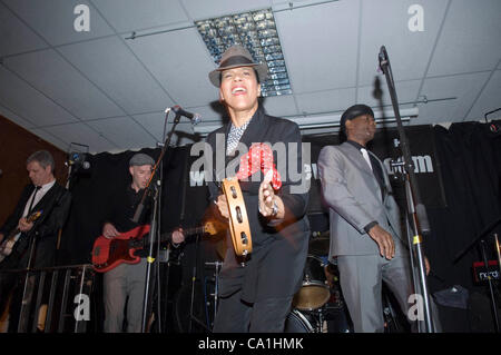 Pauline Black singen mit The Selecter in The Garage in Swansea während ihre Made in Britain Tour in Großbritannien. Stockfoto