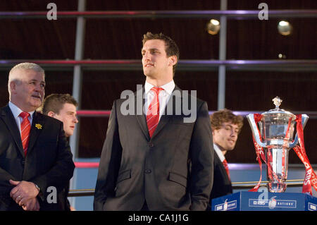 Die walisischen Rugby-Team gewann den Grand Slam im Six Nations Rugby-Turnier sind die Senydd in Cardiff Bay zu feiern. Wales Rugby-Kapitän Sam Warburton mit Coach Warren Gatland. Stockfoto