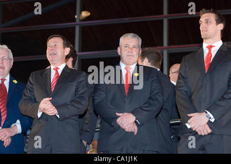 Die walisischen Rugby-Team gewann den Grand Slam im Six Nations Rugby-Turnier sind die Senydd in Cardiff Bay zu feiern. WRU CEO Roger Lewis, Coach Warren Gatland und Captain Sam Warburton. Stockfoto