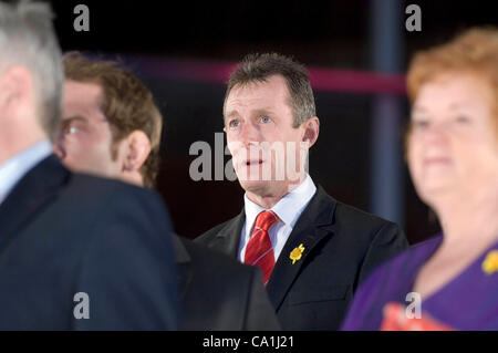 Die walisischen Rugby-Team gewann den Grand Slam im Six Nations Rugby-Turnier sind die Senydd in Cardiff Bay zu feiern. Co-Trainer Rob Howley. Stockfoto