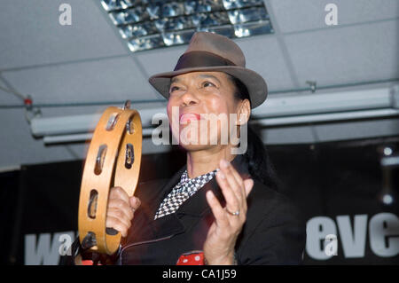 Pauline Black singen mit The Selecter in The Garage in Swansea während ihre Made in Britain Tour in Großbritannien. Stockfoto