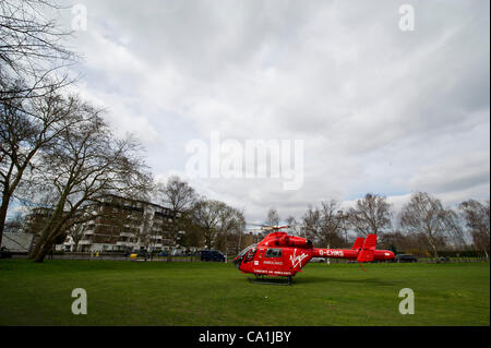 Die London Air Ambulance landet auf Clapham Common, ein Baumeister zu besuchen, die von einem Dach in Badminton Road, London gefallen hat. Er ist mit einem regulären Krankenwagen nach der Erstbehandlung durch die Besatzung (ein Arzt und Sanitäter) ins Krankenhaus gebracht. Bei ihrer Rückkehr warten sie für ihre nächste Shout. Stockfoto