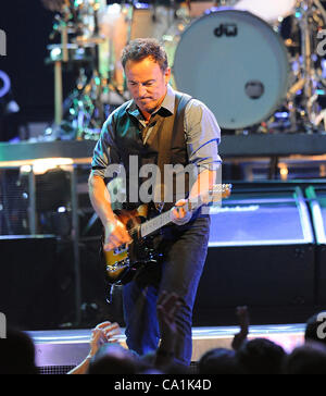 19. März 2012 - Greensboro, North Carolina; USA - Musiker BRUCE SPRINGSTEEN und die E Street Band führt live als ihre "Wrecking Ball Tour 2012" macht einen Halt in Greensboro Coliseum. Copyright 2012 Jason Moore. (Kredit-Bild: © Jason Moore/ZUMAPRESS.com) Stockfoto