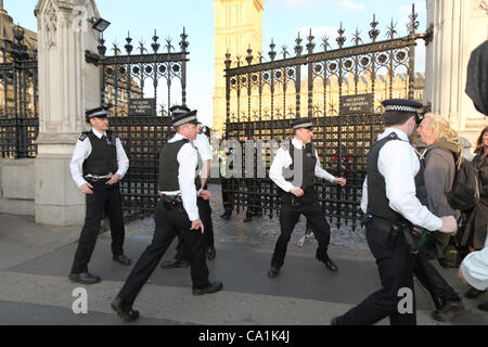 LONDON, Großbritannien, 20. März 2012. Polizei stoppen Demonstranten ab, nahe den Toren der Houses of Parliament. Sie hatten sich versammelt, in Parliament Square zum protest gegen die vorgeschlagene anti hocken Gesetz auf das House Of Lords gewählt. Stockfoto