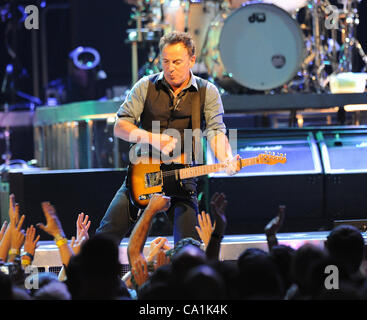 19. März 2012 - Greensboro, North Carolina; USA - Musiker BRUCE SPRINGSTEEN und die E Street Band führt live als ihre "Wrecking Ball Tour 2012" macht einen Halt in Greensboro Coliseum. Copyright 2012 Jason Moore. (Kredit-Bild: © Jason Moore/ZUMAPRESS.com) Stockfoto