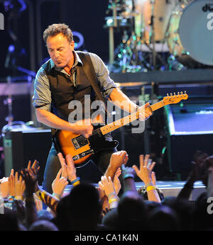 19. März 2012 - Greensboro, North Carolina; USA - Musiker BRUCE SPRINGSTEEN und die E Street Band führt live als ihre "Wrecking Ball Tour 2012" macht einen Halt in Greensboro Coliseum. Copyright 2012 Jason Moore. (Kredit-Bild: © Jason Moore/ZUMAPRESS.com) Stockfoto