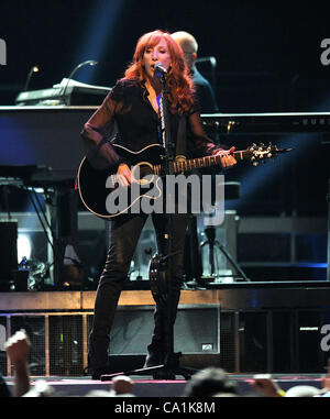 19. März 2012 - Greensboro, North Carolina; USA - Gitarrist PATTI SCIALFA führt mit Musiker BRUCE SPRINGSTEEN und die E Street Band tritt als ihre "Wrecking Ball Tour 2012" macht einen Halt in Greensboro Coliseum. Copyright 2012 Jason Moore. (Kredit-Bild: © Jason Moore/ZUMAPRESS.com) Stockfoto