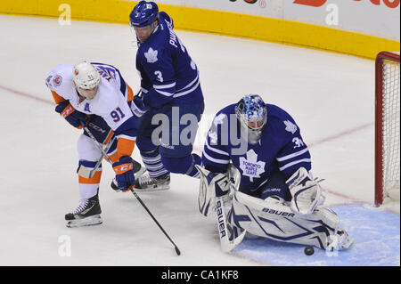 20. März 2012 hält - Toronto, Ontario, Kanada - Toronto Maple Leafs Torwart James Reimer (34) während der 1. Periode Aktion bei New York Islanders John Tavares (91) auf der Suche nach den Abpraller zu übermitteln. Die Toronto Maple Leafs und den New York Islanders sind 1: 1 im Air Canada Centre nach o gebunden Stockfoto