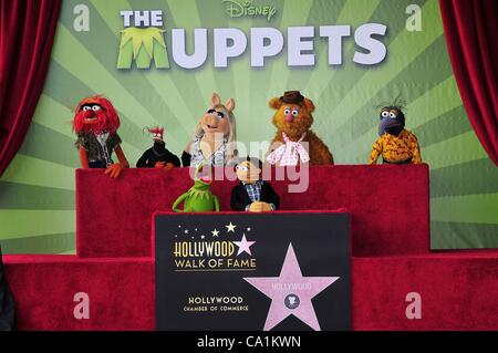 Tier, Pepe, Miss Piggy, Kermit, Walter, Fozzie, Gonzo bei der Induktion Zeremonie für Stern auf dem Hollywood Walk of Fame fürdas Muppets, Hollywood Boulevard, Los Angeles, CA 20. März 2012. Foto von: Michael Germana/Everett Collection Stockfoto