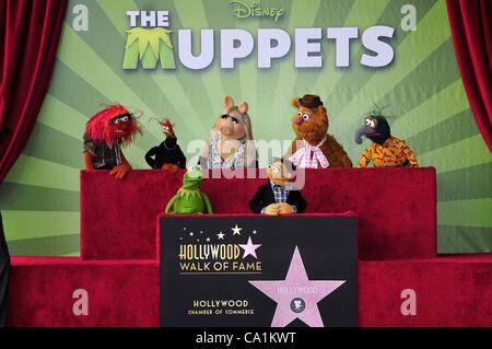 Tier, Pepe, Kermit, Miss Piggy, Walter, Fozzie, Gonzo bei der Induktion Zeremonie für Stern auf dem Hollywood Walk of Fame fürdas Muppets, Hollywood Boulevard, Los Angeles, CA 20. März 2012. Foto von: Michael Germana/Everett Collection Stockfoto