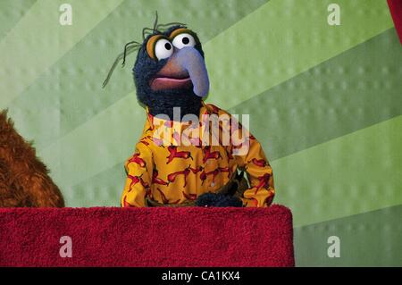 Gonzo bei der Induktion Zeremonie für Stern auf dem Hollywood Walk of Fame fürdas Muppets, Hollywood Boulevard, Los Angeles, CA 20. März 2012. Foto von: Michael Germana/Everett Collection Stockfoto