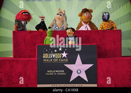 Tier, Pepe, Kermit, Miss Piggy, Walter, Fozzie, Gonzo bei der Induktion Zeremonie für Stern auf dem Hollywood Walk of Fame fürdas Muppets, Hollywood Boulevard, Los Angeles, CA 20. März 2012. Foto von: Michael Germana/Everett Collection Stockfoto