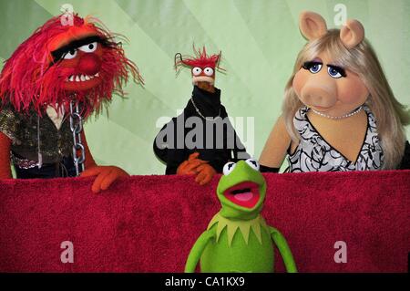 Tier, Pepe, Kermit, Miss Piggy bei der Induktion Zeremonie für Stern auf dem Hollywood Walk of Fame fürdas Muppets, Hollywood Boulevard, Los Angeles, CA 20. März 2012. Foto von: Michael Germana/Everett Collection Stockfoto