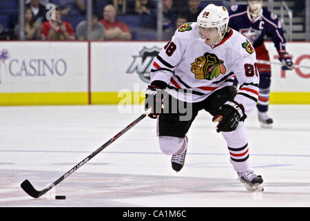 20. März 2012 - Columbus, Ohio, USA - Chicago Blackhawks rechten Flügel Patrick Kane (88) Schlittschuhe mit dem Puck in der dritten Periode des Spiels zwischen den Chicago Blackhawks und den Columbus Blue Jackets in der Nationwide Arena, Columbus, Ohio. Chicago besiegte Columbus 5-1. (Kredit-Bild: © Scott Stuart/Süd Stockfoto