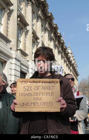 London, UK. 21/03/12.UK Uncut Demonstranten versammelten sich außerhalb der Downing Street. Der Schatzkanzler George Osborne hat den Haushalt heute Mittwoch, 21. März 2012 angekündigt. Stockfoto