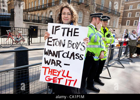 Anti-Kürzungen Demonstrant hält ein Plakat vor Downing Street vor den Haushaltsplan 2012 UK. Stockfoto